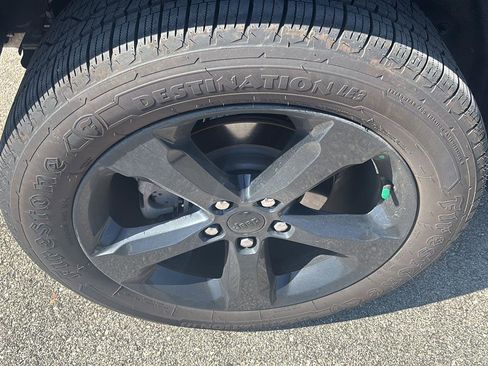 Used 2023 Jeep Grand Cherokee Limited w/ Luxury Tech Group II AWD/4WD image 18