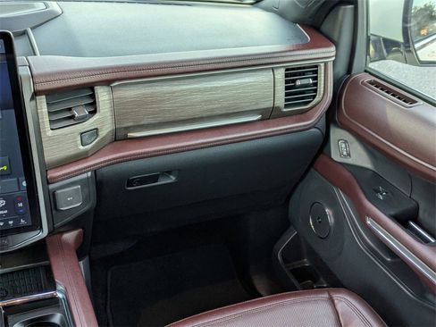 Used 2022 Ford Expedition Limited image 18