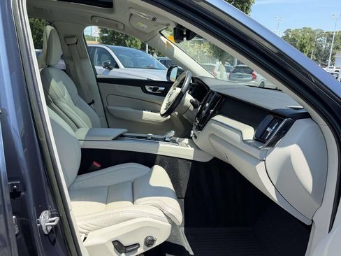 Used 2023 Volvo XC60 B5 Ultimate w/ Climate Package FWD image 12
