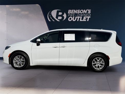 Used 2023 Chrysler Pacifica Touring-L image 2