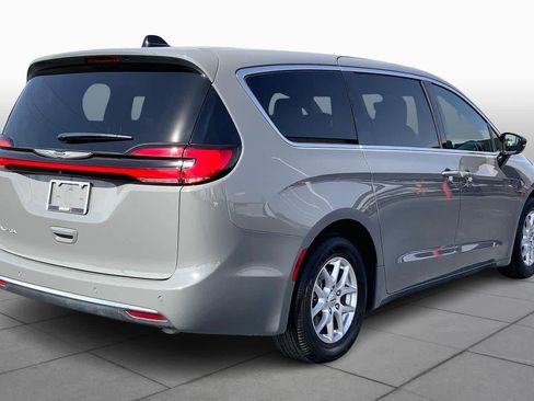 Used 2025 Chrysler Pacifica Select image 13