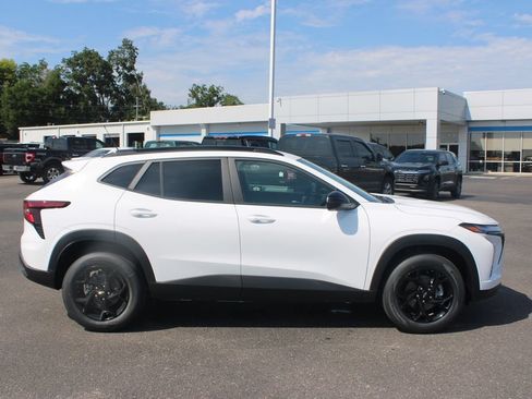 New 2026 Chevrolet Trax LT w/ Driver Confidence Package FWD image 11