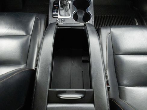 Used 2019 Toyota Highlander XLE AWD/4WD image 39