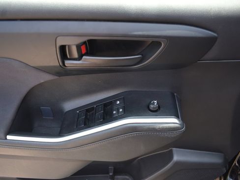 Used 2025 Toyota Highlander LE FWD image 12