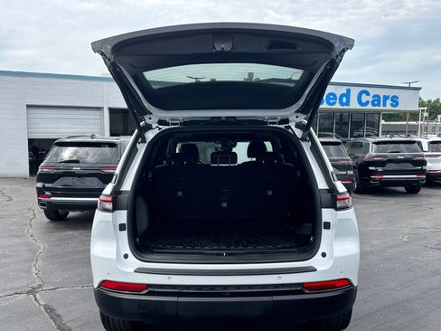 Used 2024 Jeep Grand Cherokee Altitude AWD/4WD image 18