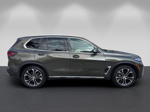 Certified 2024 BMW X5 xDrive40i w/ Premium Package AWD/4WD image 3