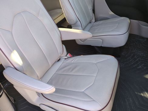 Used 2017 Chrysler Pacifica Limited w/ UConnect Theater Package image 27