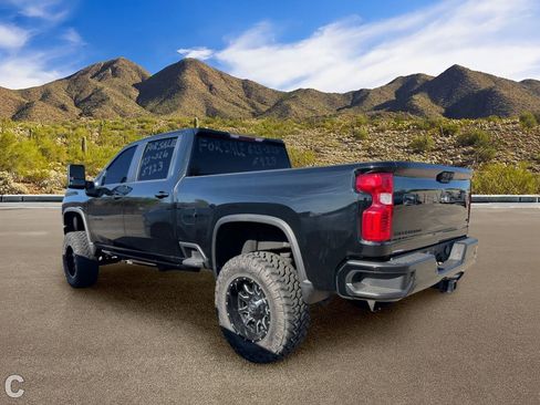 Used 2021 Chevrolet Silverado 2500 LT w/ Midnight Edition image 3