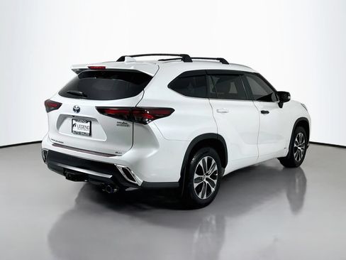 Used 2024 Toyota Highlander XLE AWD/4WD image 5
