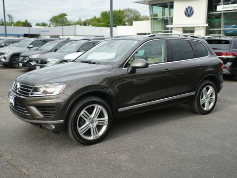 Used 2015 Volkswagen Touareg Executive AWD/4WD image 9