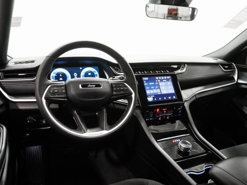 Certified 2025 Jeep Grand Cherokee Laredo w/ Luxury Tech Group I image 18