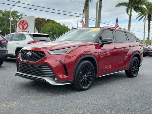 Used 2023 Toyota Highlander XSE AWD/4WD image 2