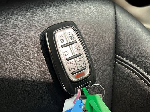 Used 2024 Chrysler Pacifica Touring-L FWD image 20