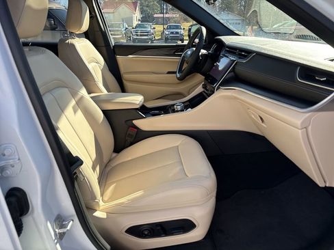 Used 2025 Jeep Grand Cherokee L Limited w/ Luxury Tech Group II image 31