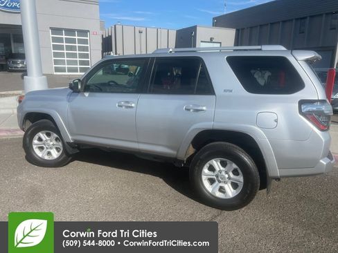 Used 2016 Toyota 4Runner SR5 w/ Four Season Floor Mat Package AWD/4WD image 8