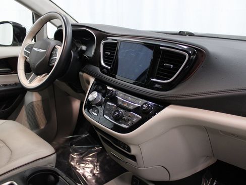 Used 2020 Chrysler Pacifica Limited image 31