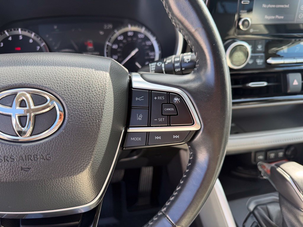 Used 2021 Toyota Highlander XLE AWD/4WD image 17