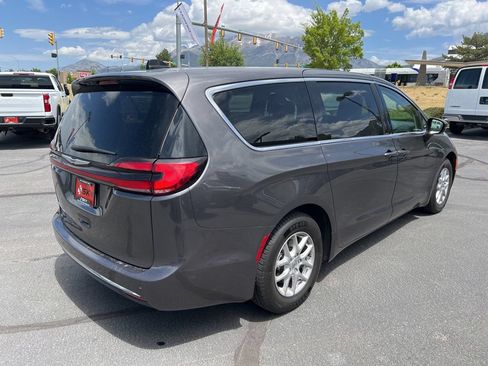 Used 2023 Chrysler Pacifica Touring-L FWD image 8