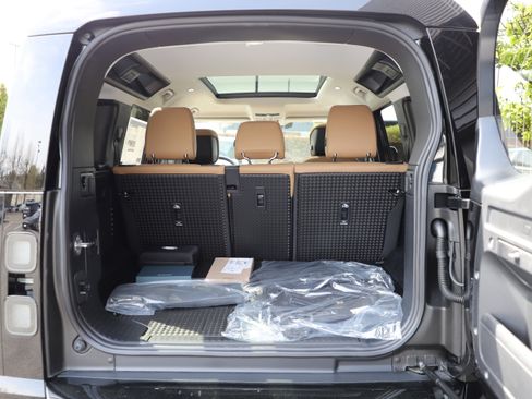 New 2026 Land Rover Defender 110 X-Dynamic SE AWD/4WD image 14