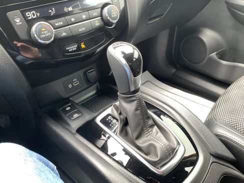 Used 2022 Nissan Rogue Sport SV w/ Technology Package image 17