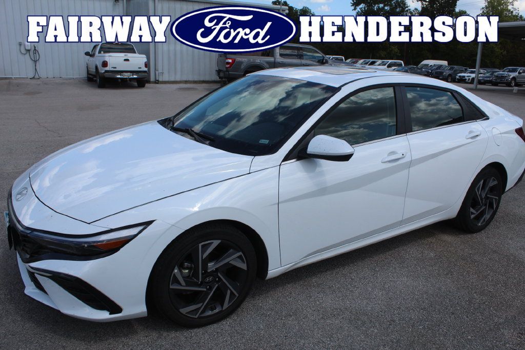 Used 2025 Hyundai Elantra SEL FWD image 1