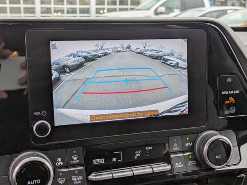 Used 2023 Toyota Highlander LE image 23