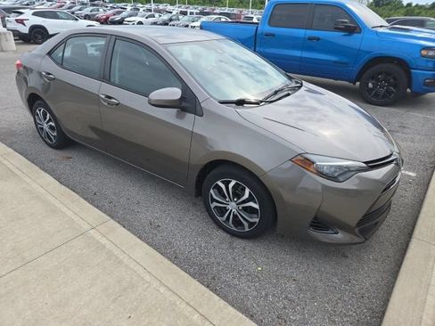 Used 2017 Toyota Corolla LE w/ Carpet Mat Package (TMS) FWD image 2