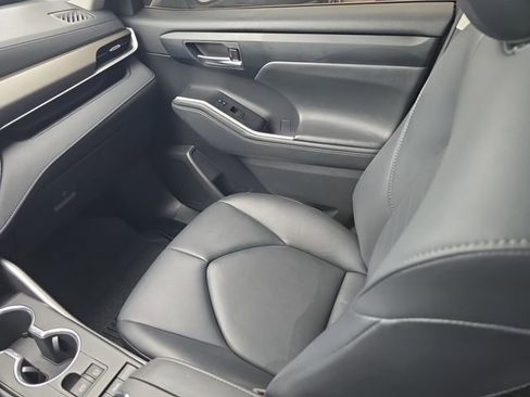 Used 2021 Toyota Highlander XLE AWD/4WD image 16