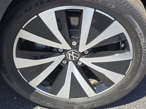 Used 2024 Volkswagen Taos SE w/ Panoramic Sunroof Package FWD image 3