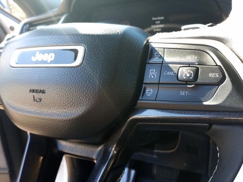 Used 2023 Jeep Grand Cherokee Altitude image 11