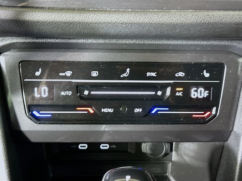Used 2022 Volkswagen Tiguan SE w/ Panoramic Sunroof Package FWD image 23