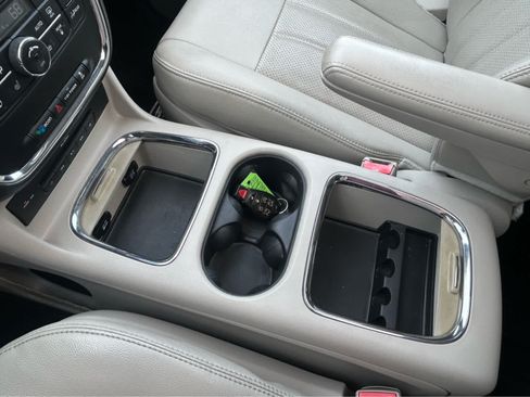 Used 2016 Chrysler Town & Country Touring-L FWD image 41