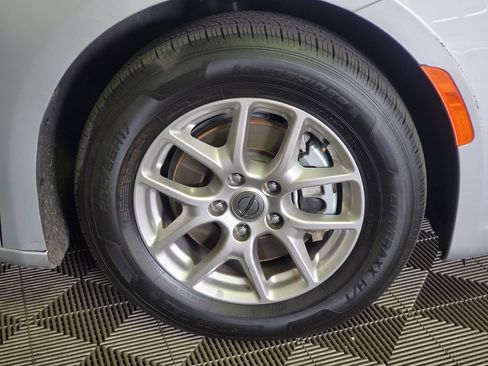 Used 2024 Chrysler Pacifica Touring-L FWD image 30