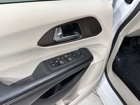 Used 2021 Chrysler Voyager L FWD image 12