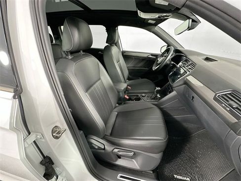 Used 2023 Volkswagen Tiguan SE R-Line image 29