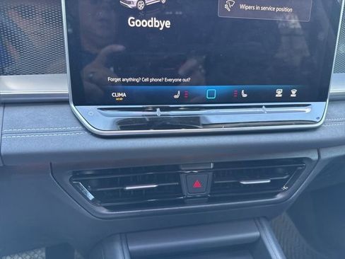 Used 2025 Volkswagen Tiguan SE image 22