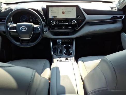 Certified 2024 Toyota Highlander Limited AWD/4WD image 19