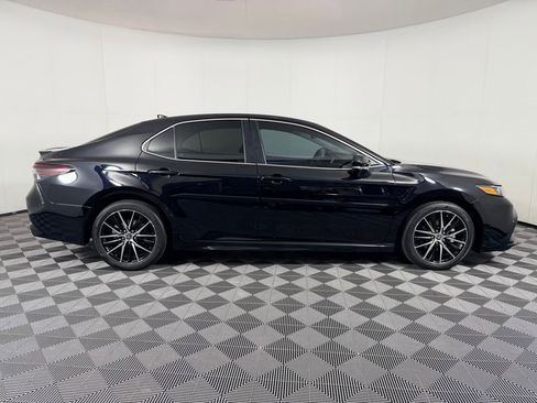 Used 2024 Toyota Camry SE image 3