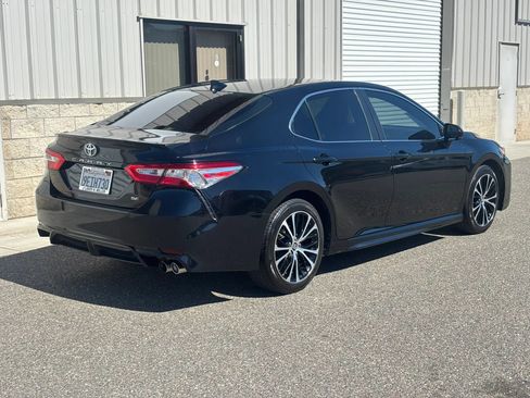 Used 2020 Toyota Camry SE FWD image 3
