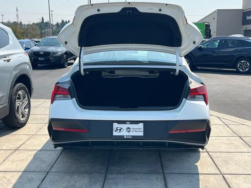 Certified 2025 Hyundai Elantra SEL FWD image 10