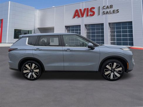 Used 2025 Mitsubishi Outlander SE image 5