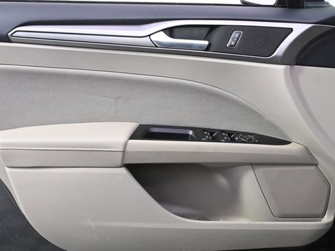 Used 2017 Ford Fusion SE image 22