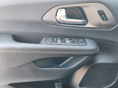 New 2026 Chrysler Pacifica Select image 16