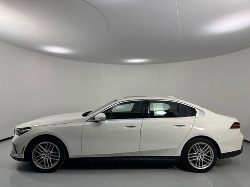 Certified 2024 BMW 530i xDrive w/ Convenience Package AWD/4WD image 5