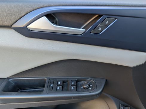 Used 2023 Volkswagen Taos SE w/ Panoramic Sunroof Package image 16