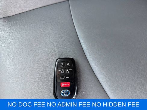 Used 2025 Toyota Sienna XLE FWD image 32