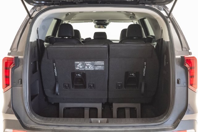 Used 2025 Kia Carnival FWD image 36