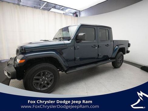Certified 2025 Jeep Gladiator Sport AWD/4WD image 1