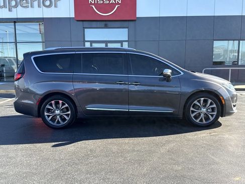 Used 2020 Chrysler Pacifica Limited image 2