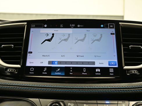 Used 2021 Chrysler Pacifica Touring-L image 32